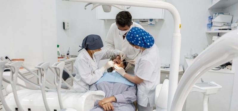 Cirugía con implantes dentales