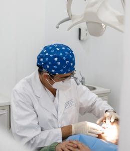 José Fernandez Osborne, cirujano bucal especialista en implantes dentales trabajando en un caso clínico